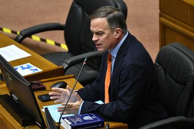 Senador Walker se opone a reforma que limita beneficios de salud a condenados: "No cuenten con mi voto"