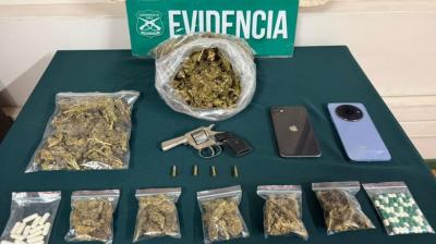 Detienen a dos sujetos que comercializaban droga y tenían arma y municiones en Alto Hospicio