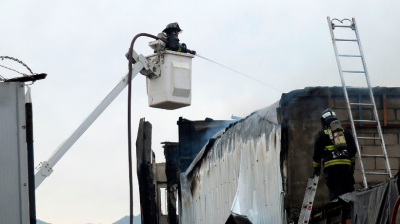 Bomberos controla incendio que afectó taller en Quillota