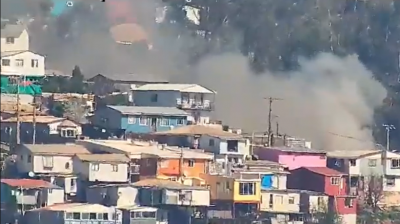 Alarma en cerro San Roque: incendio afecta a vivienda durante esta tarde en Valparaíso
