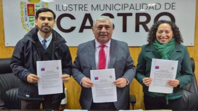 Castro y Obras Portuarias firman convenio para impulsar proyectos de borde costero