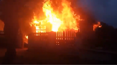 [VIDEO] Incendio destruye completamente a vivienda y moviliza a Bomberos en El Tabo