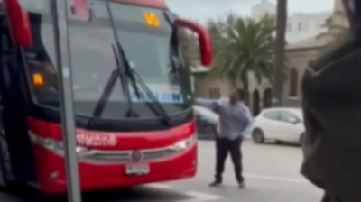 [VIDEO] Con un fierro: conductor de bus rompe parabrisas y espejo de otro vehículo en Viña