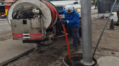 Tras evento meteorológico retiran más de 15 toneladas de arena y lodo de red de alcantarillado de Iquique y Alto Hospicio