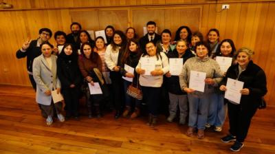 Diecinueve vecinas participaron en taller de mosaicos en sectores rurales de Castro