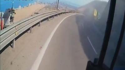 [VIDEO] Captan momento en que camión se volcó en Ruta A-16: “Ese loco va sin frenos”
