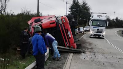 Conductor murió tras volcamiento de camión en la Ruta 5 de Ancud
