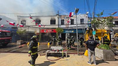 [FOTOS] Incendio afecta a cuatro locales en el centro de Quillota: 8 damnificados y 2 bomberos lesionados