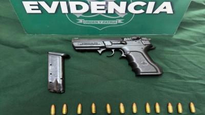 Sorprenden a dos sujetos con arma de fuego al interior de un vehículo en el centro de Iquique
