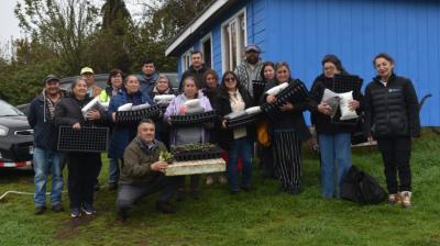 Agricultores de Quinchao aprenden a confeccionar almacigueras para mejorar producción de hortalizas