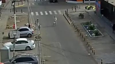 [VIDEO] Tras persecución detienen a sujeto que amenazó con un destornillador a taxista para robarlo