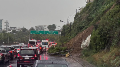[VIDEO] Nuevo derrumbe en Avenida España genera congestión entre Valparaíso y Viña del Mar