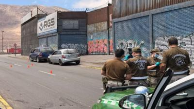 Encapuchados intentaron robar cinco mil dólares a mujer en Iquique: carabinero de franco reaccionó con su arma y frustró el robo
