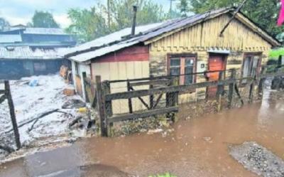 Intensa granizada en Curacautín provoca el desborde de cauce y algunos anegamientos en viviendas