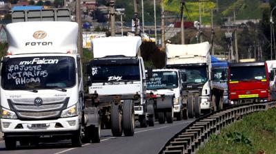 Camioneros de San Antonio en alerta por alza de combustibles: piden actualizar valores de los viajes
