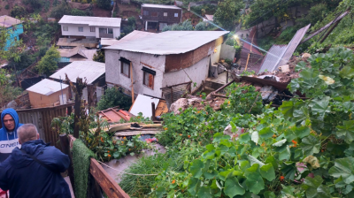 "Lo perdí todo": vivienda se derrumbó cerro abajo en Reñaca Alto  y afectado acusa falta de ayuda
