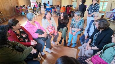Personas mayores de Castro compartieron experiencias sobre salud mental y envejecimiento saludable