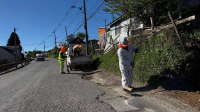 Municipalidad de Chonchi realizó trabajos de bacheo para mejorar las condiciones de las vías