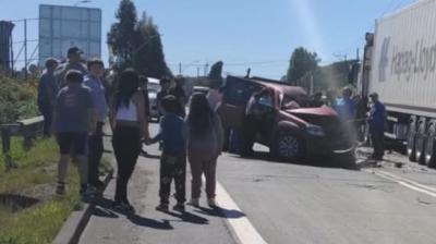 Choque entre camioneta y camión dejó tres lesionados en bypass de Castro